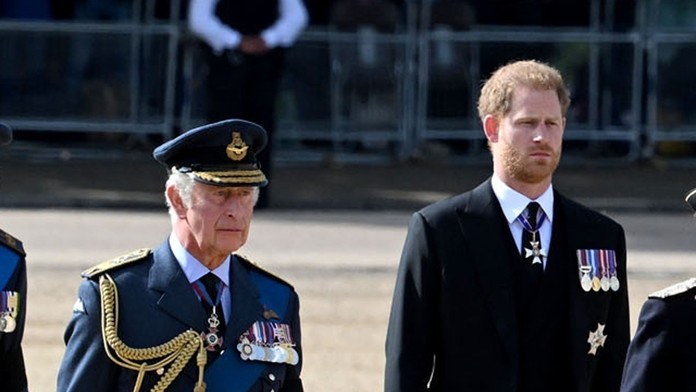 Šanca na zmierenie? Kráľ Karol vraj uvažuje o napravení vzťahu s Harrym
