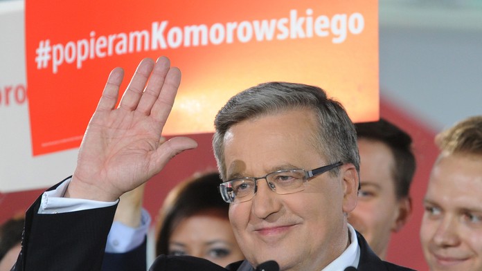 Poľský prezident Bronislaw Komorowski máva svojim stúpencom