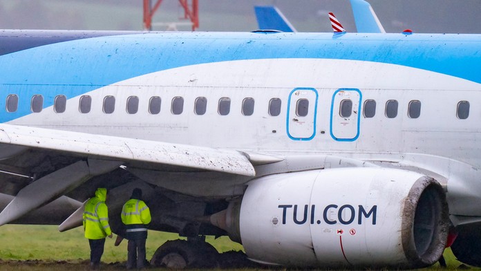 VIDEO: Veľká dráma na letisku v Anglicku. Lietadlo skončilo mimo pristávacej dráhy