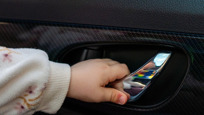 Matka si šla dať zväčšiť pery, jej dieťa zatiaľ zomieralo v rozpálenom aute