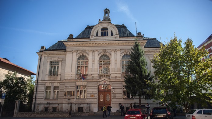 Vylomili vstupné dvere a evakuovali susedov. Muža podozrivého z účasti na terorizme vzali do väzby