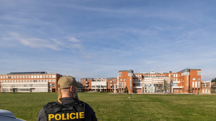 Česko si nevydýchlo ani v piatok. Stovky škôl museli evakuovať pre vyhrážky