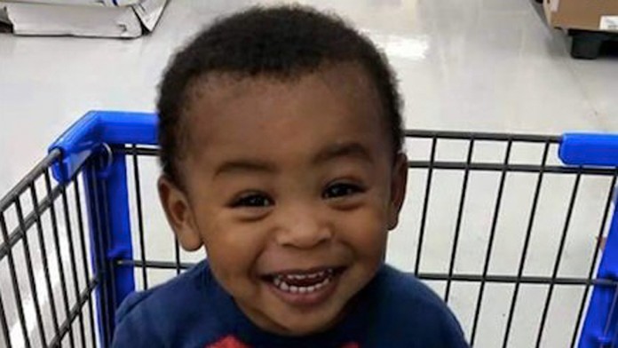 Dvojročný DJ sa pred ohňom ukryl pod posteľ. 