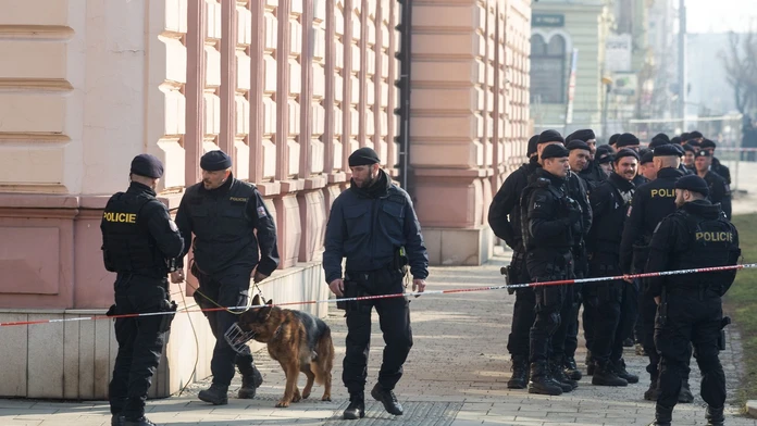 Poplach v Česku: Anonym žiada výkupné a vyhráža sa streľbou na univerzitách, polícia zasahuje po celej krajine