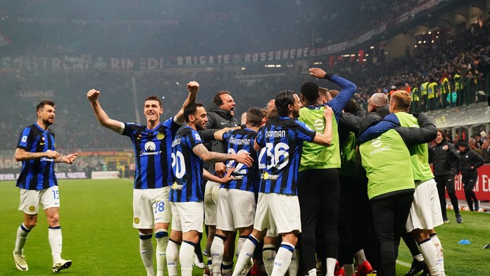 Tri červené karty po 90. minúte i explózia radosti. Inter dvadsiaty titul spečatil v milánskom derby