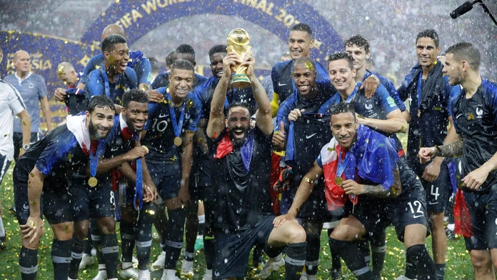 S trofejou v ruke.
