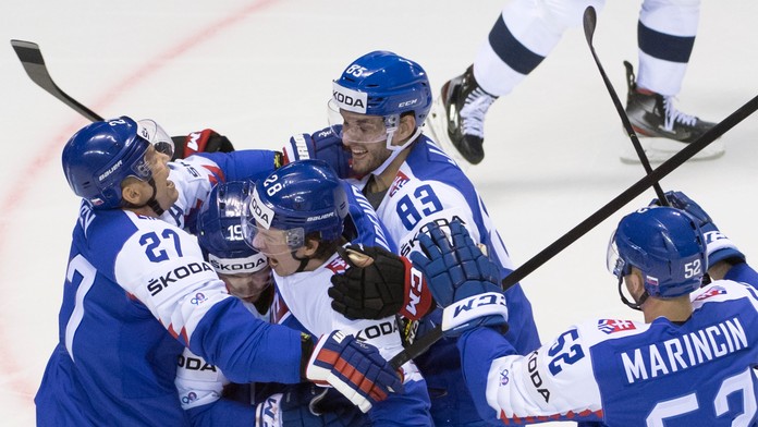 Hráči USA oslavujú gól v dueli na MS 2019 proti Slovensku.