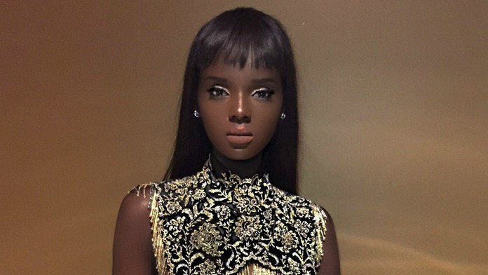 Myslíte si, že sa pozeráte na bábiku Barbie? Viac sa mýliť nemôžete