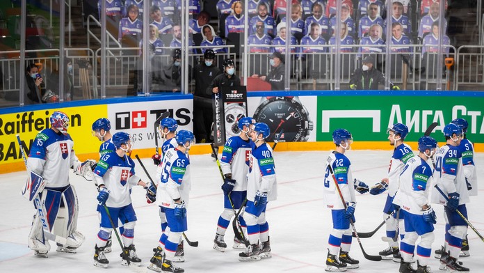 Smutní slovenskí hokejisti po prehre vo štvrťfinále MS 2021 proti USA.