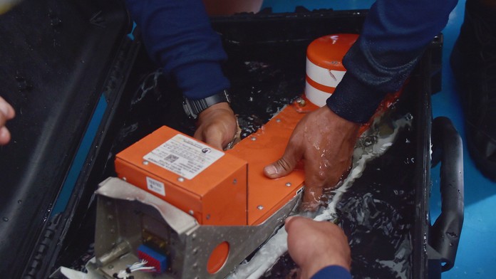 Nájdené záznamníky z lietadla AirAsia by mali pomôcť osvetliť príčiny havárie.