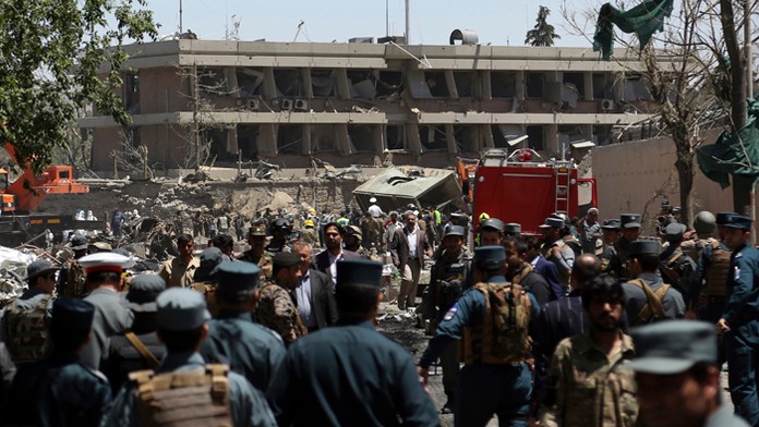 Bezpečnostné zložky hliadkujú neďaleko miesta samovražedného útoku vo vládnej štvrti v Kábule. 