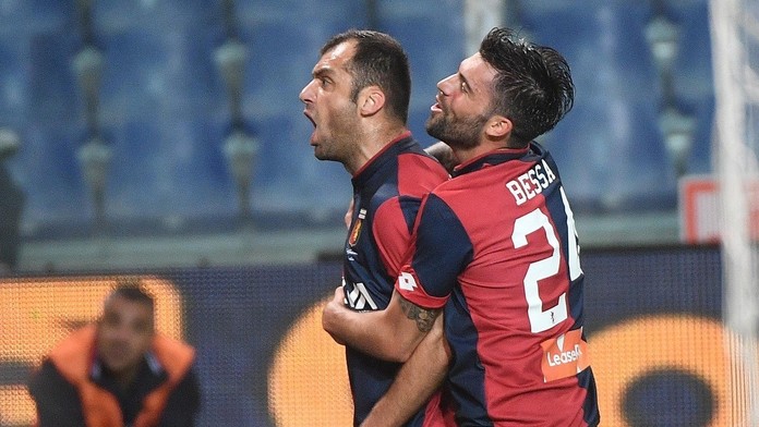 Goran Pandev oslavuje so spoluhráčom svoj gól do siete Verony.