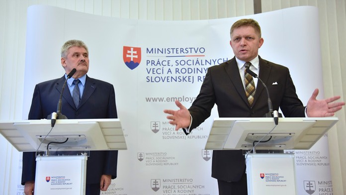 Minister práce Ján Richter a premiér Robert Fico.