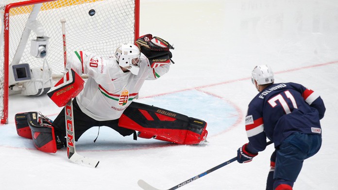 Hráč USA Nick Foligno strieľa gól brankárovi Maďarska Adámovi Vayovi. 