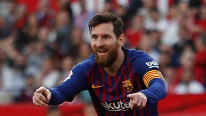 Sprava Karim Benzema a Sergio Reguilón z Realu Madrid oslavujú gól na pôde Levante.