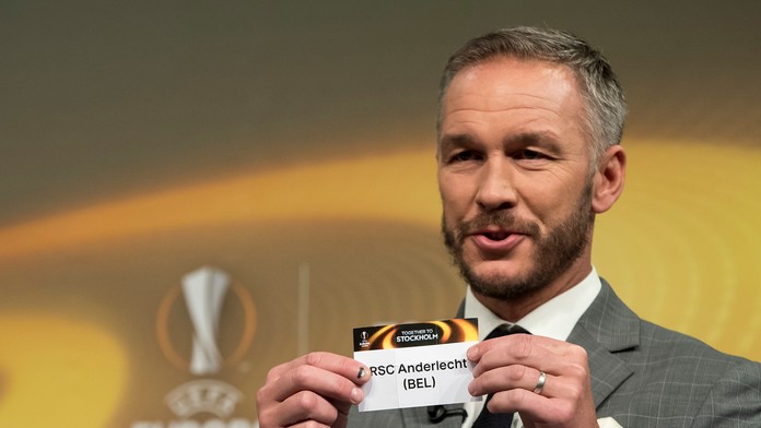 Bývalý švédsky futbalista Patrik Andersson žrebuje štvrťfinále Európskej ligy UEFA.