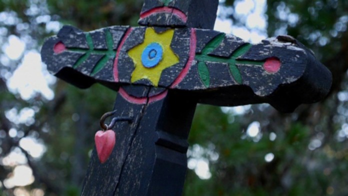 Kríž na symbolickom cintoríne pri Popradskom plese.