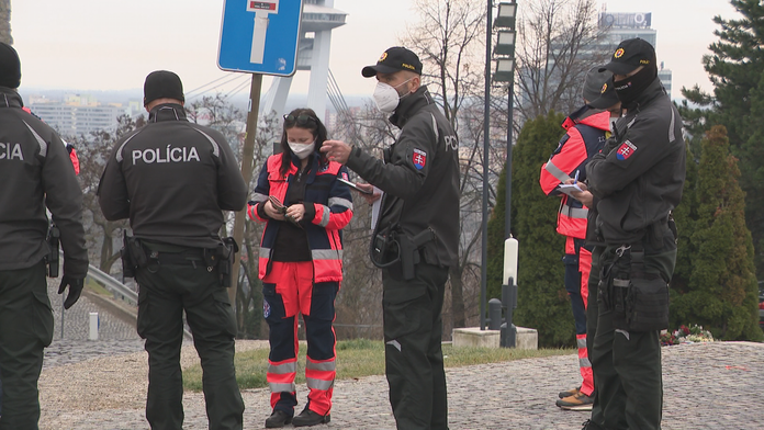 Záchranári počas protestu pred parlamentom.