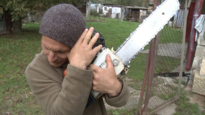 Jeho najväčšia láska - motorová píla.