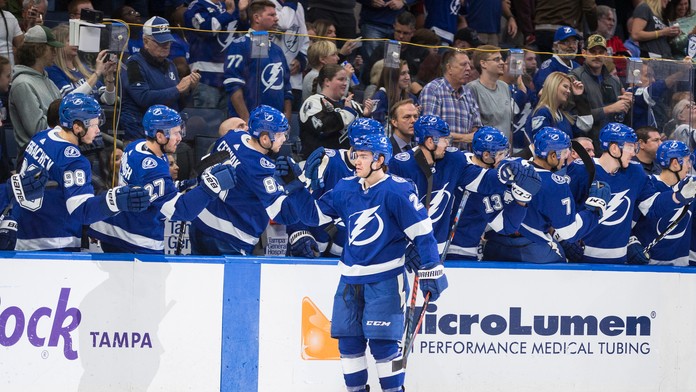 Brayden Point oslavuje so spoluhráčmi z Tampy gól proti New Jersey.