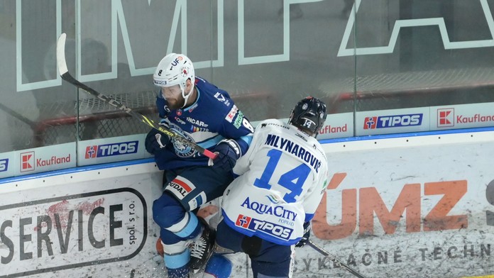 Na snímke zľava Mikko Kousa (Nitra) a Samuel Mlynarovič (Poprad).