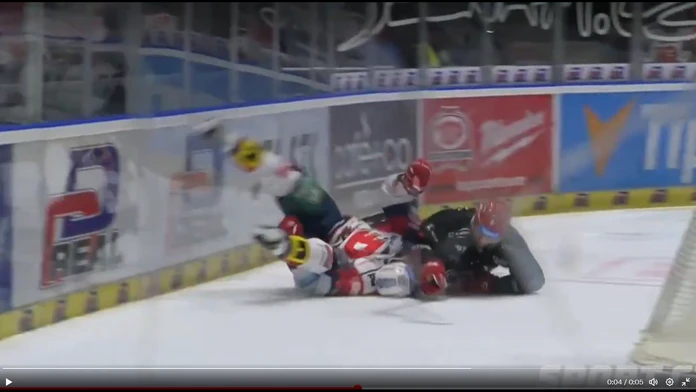 VIDEO: Pardubice uspeli, no stratili svojho lídra. Duel proti Hradcu poznačilo desivé zranenie