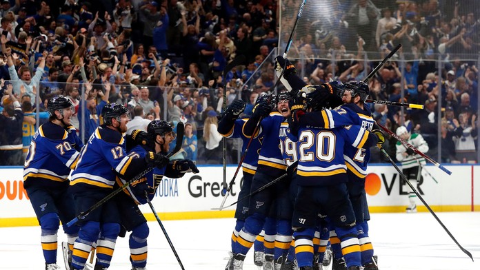 Alex Pietrangelo zo St. Louis oslavuje so spoluhráčmi gól v 2. kole play off proti Dallasu.