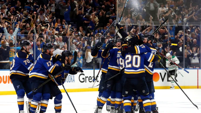 Alex Pietrangelo zo St. Louis oslavuje so spoluhráčmi gól v 2. kole play off proti Dallasu.