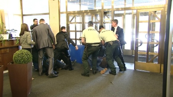 19 Sceny v parlamente.transferweb_jpg_bez_watermarku_1.jpg