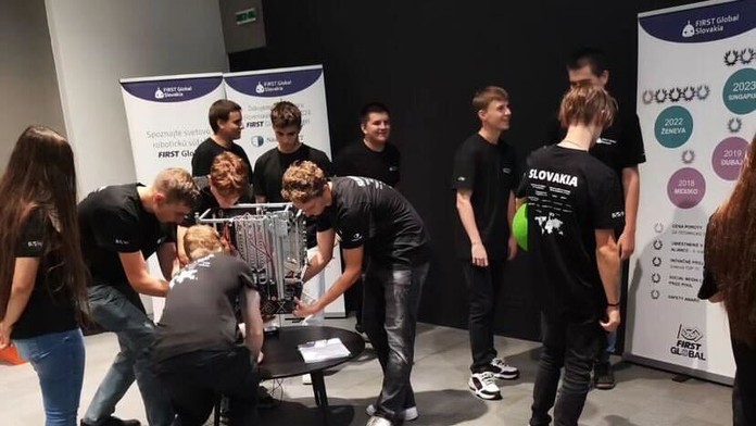 Slovenskí študenti, ktorí zostavili prototyp robota.