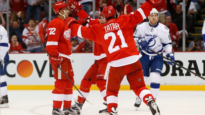 Hokejisti Detroitu zvíťazili v treťom zápase 1. kola play off NHL na domácom ľade nad Tampou Bay 2:0 aj vďaka asistencii slovens