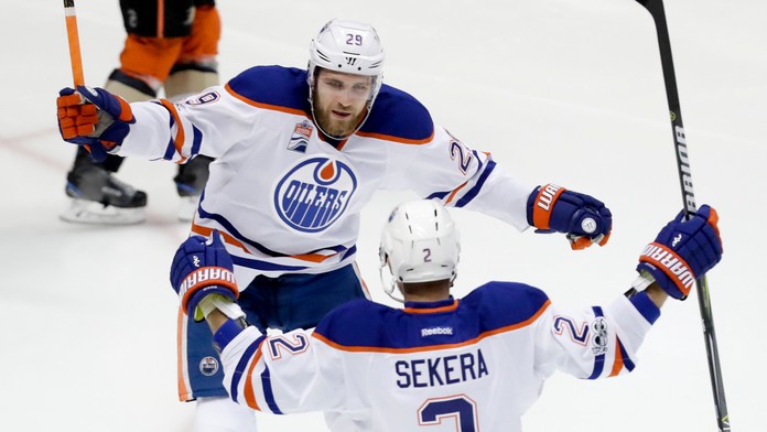 Andrej Sekera otvára skóre druhého zápasu Edmontonu s Anaheimom.