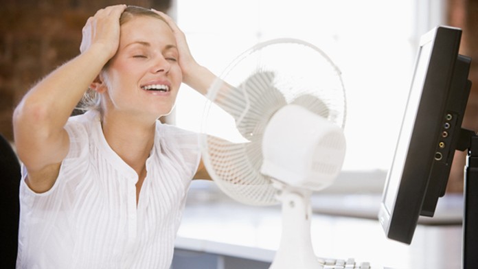 Žena pred ventilátorom