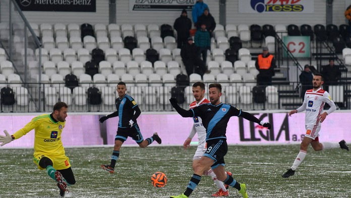 Pri lopte Andraž Šporar a vpravo brankár Libor Hrdlička.