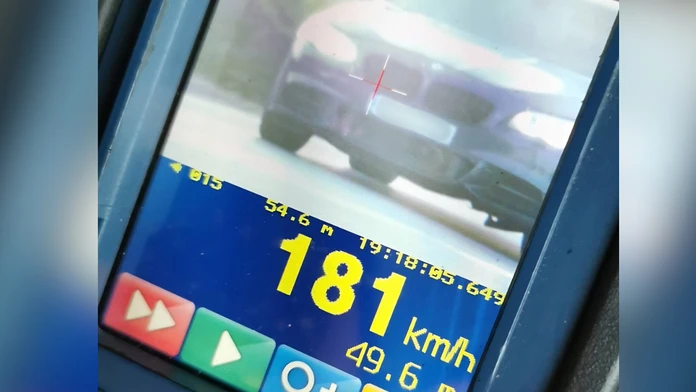 Šialená jazda pri Bánovciach nad Bebravou. Cestný pirát sa cez križovatku rútil rýchlosťou 180 km/h