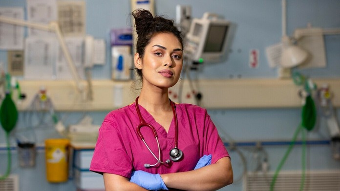 Zdravotný personál prijíma pacienta s ochorením COVID-19 na JIS-ke.