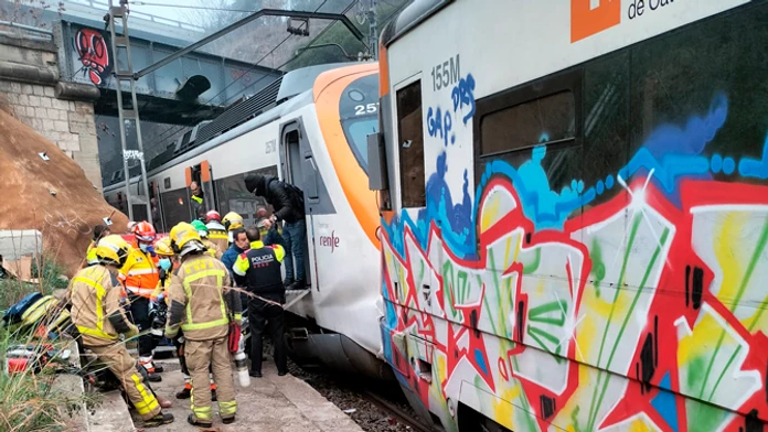 Pri Barcelone sa zrazili dva vlaky, hlásia až 155 zranených ľudí