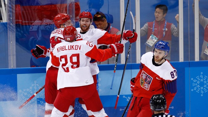Rus Vladislav Gavrikov oslavuje so spoluhráčmi svoj gól v semifinálovom zápase Česko - OŠ z Ruska.
