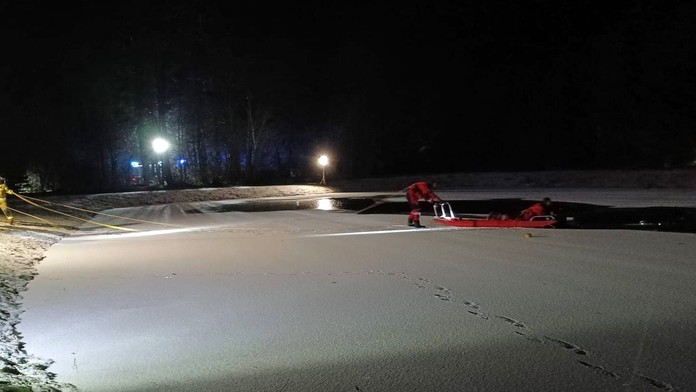 Matka so synom spadli do jazera. 