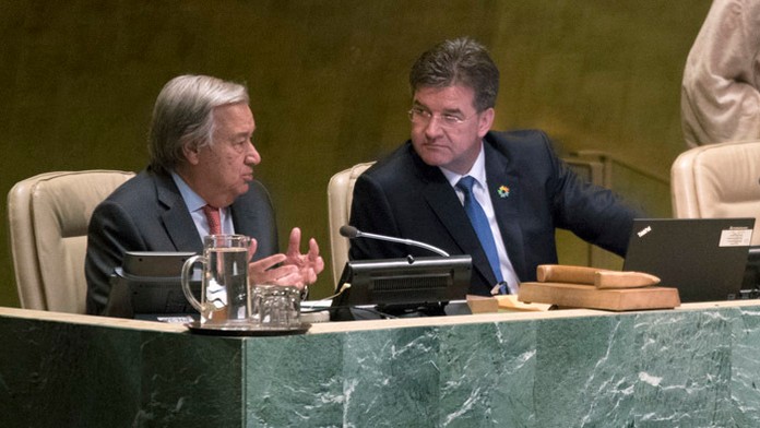 Predseda Valného zhromaždenia OSN Miroslav Lajčák (vpravo) a generálny tajomník OSN  António Guterres.