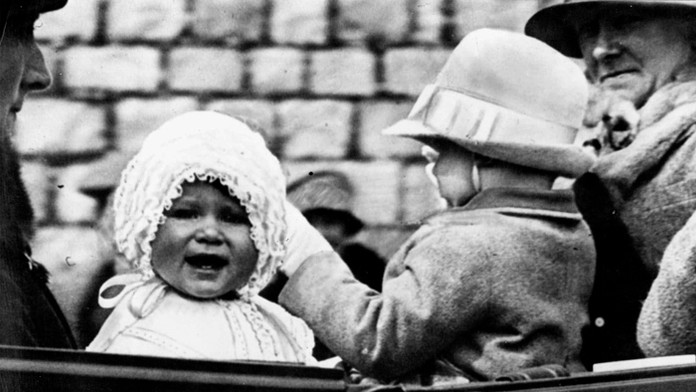 Na archívnej snímke z roku 1927 princezná Alžbeta počas jazdy v koči  v anglickom Windsore.