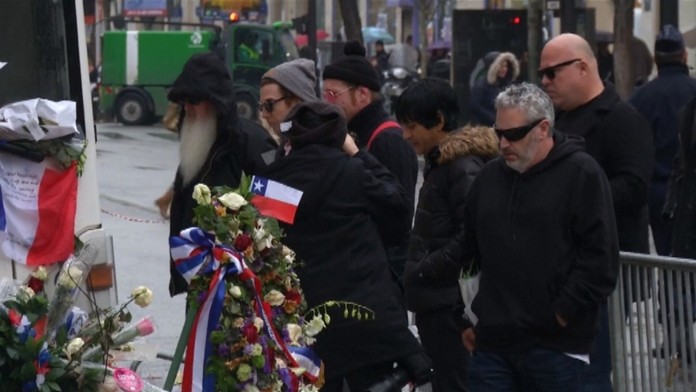 Kapela Eagles of Death Metal si pripomína obete.