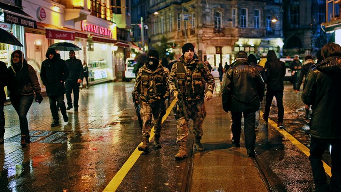 Tureckí policajti hliadkujú v uliciach Istanbulu.