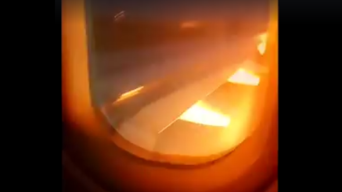 Motor airbusu v plameňoch.