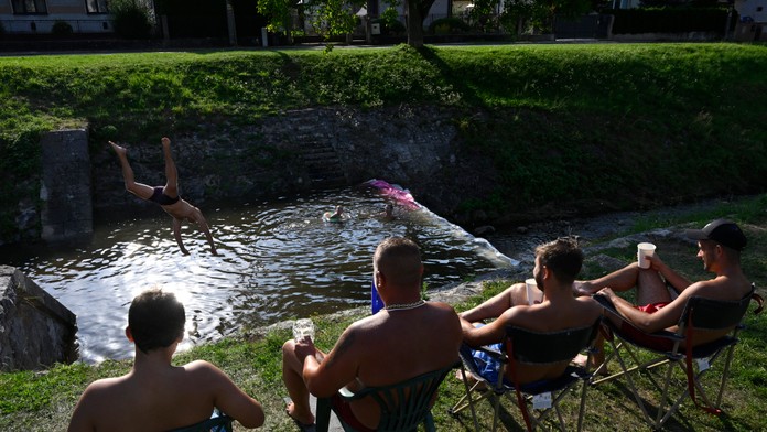 Na viacerých častiach Slovenska môže byť až 36 stupňov. Platia aj výstrahy pred búrkami