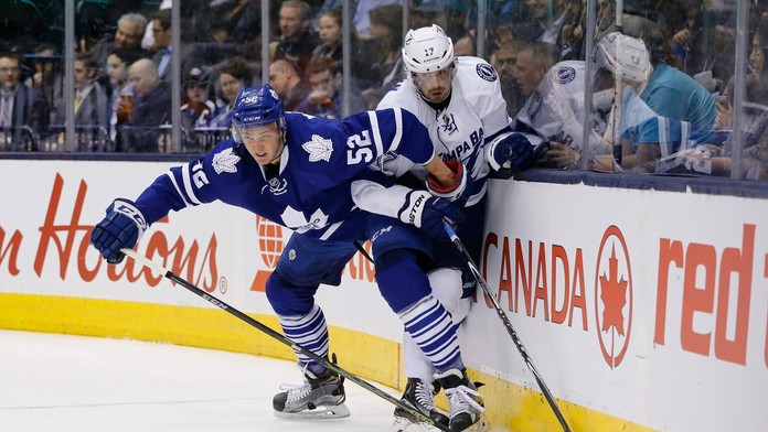 Hokejista Toronta Maple Leafs Slovák Martin Marinčin  (vľavo) a hráč Tampy Bay Lighting Alex Killorn.