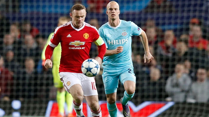 Hráč Manchester United Wayne Rooney kontroluje loptu pred hráčom PSV Eindhoven Jorritom Hendrixom.