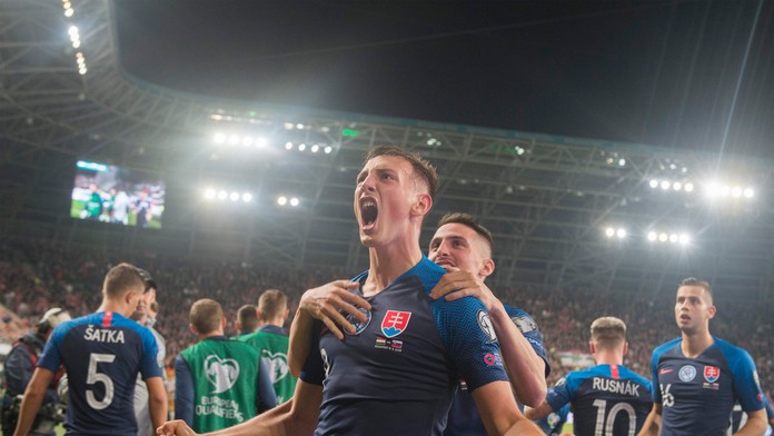 Zľava Maďar Gergo Lovrencsics bojuje o loptu s Róbertom Makom v kvalifikácii ME 2020.