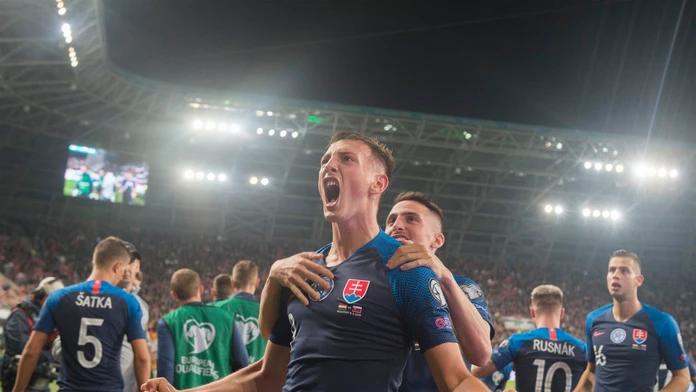 Zľava Maďar Gergo Lovrencsics bojuje o loptu s Róbertom Makom v kvalifikácii ME 2020.