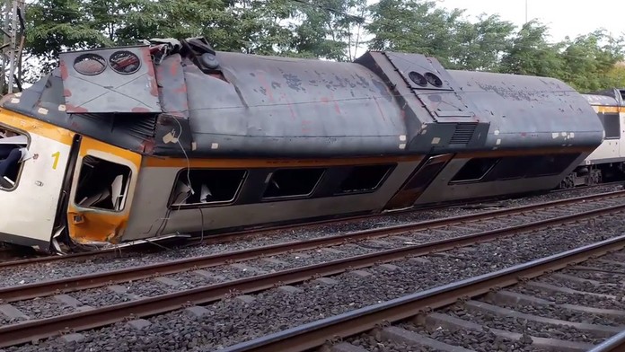 V Španielsku sa vykoľajil vlak. Zomreli najmenej traja ľudia